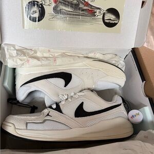 Nike Mens CMFT White and Black Sneakers